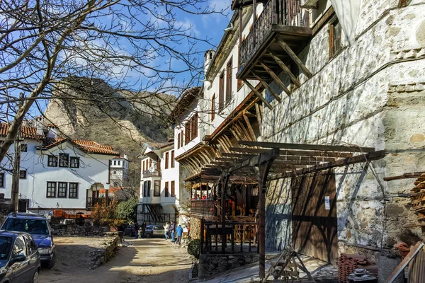 Central Street e tradizionale casa in pietra costruita nella città di Melnik, Bulgaria — Foto Stock