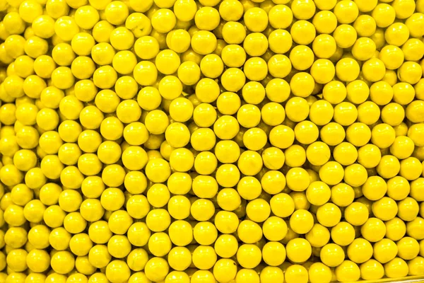 Gotas de doces amarelos — Fotografia de Stock