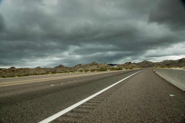 Sötét felhők, sivatagi highway — Stock Fotó