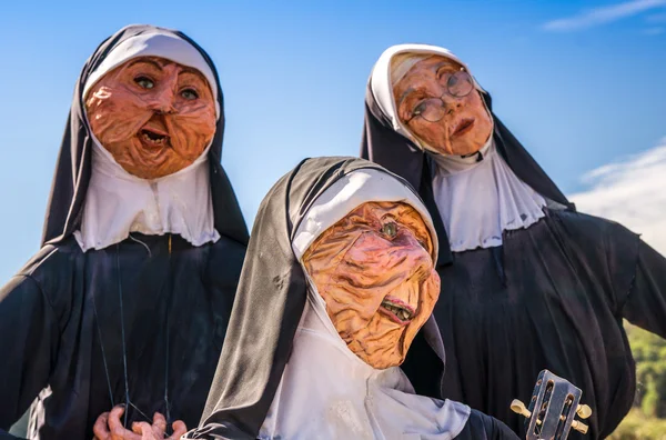 Sjungande fågelskrämma nunnor — Stockfoto