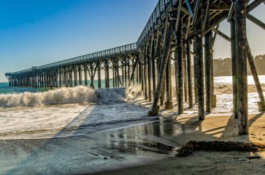 Yükselen gelgit ve okyanus İskelesi