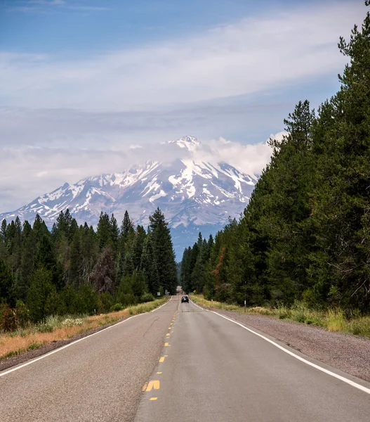 A estrada para o Monte Shasta — Fotografia de Stock