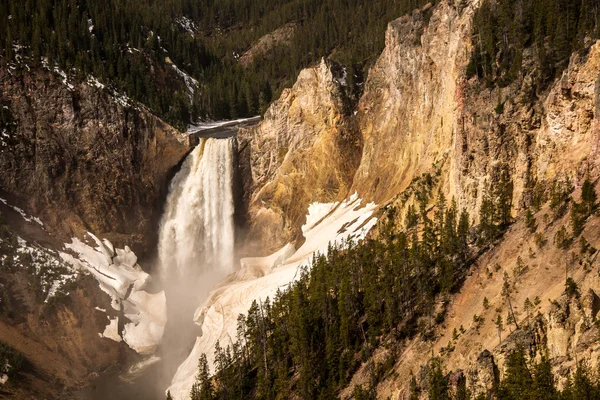 Chutes de rivière Yellowstone avec neige et glace — Photo