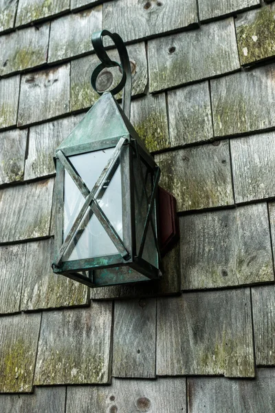 Olde Lantern contra las tejas de madera — Foto de Stock