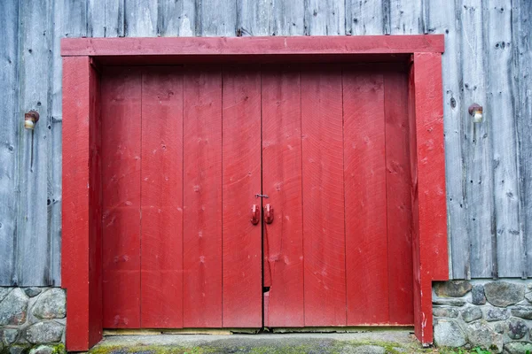 Κόκκινη πόρτα σε μια ξύλινη σιταποθήκη — Φωτογραφία Αρχείου