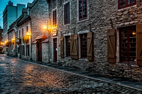 Oude binnenstad Quebec op een regenachtige avond — Stockfoto