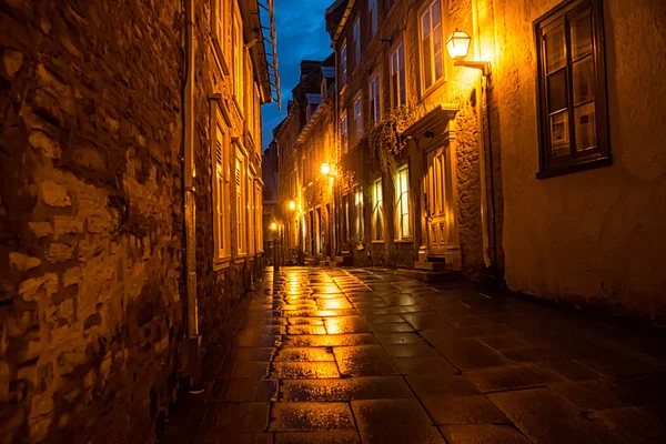 Donkere smalle straatjes — Stockfoto