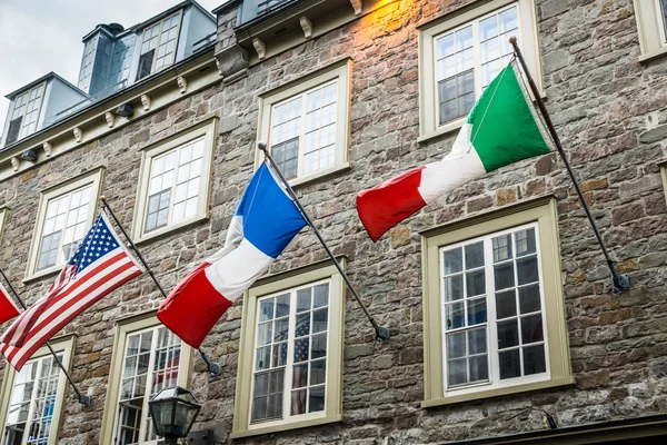 Feestelijke vlaggen in Old Quebec — Stockfoto