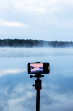Sabahın erken saatlerinde fotografi, tripodda akıllı telefon, göl fotoğrafçılığı., 