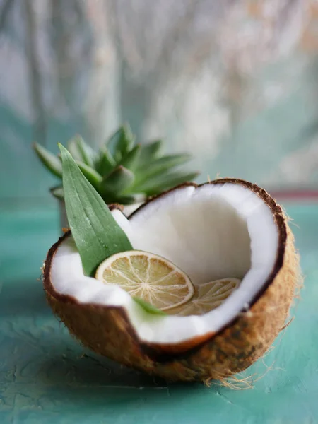 Coco Recém Dividido Com Água Coco Refrescante Helathy — Fotografia de Stock