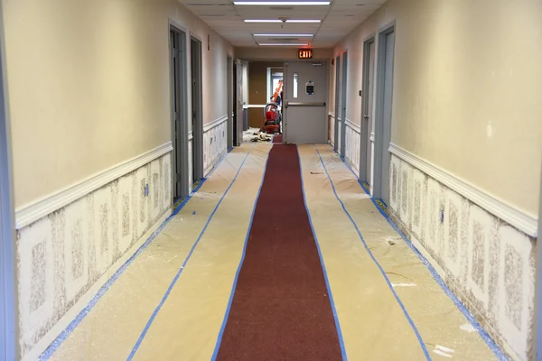 Pintura del pasillo que muestra la protección del papel de la alfombra — Foto de Stock