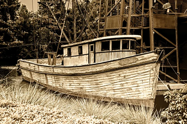 Barco de pesca resistido — Fotografia de Stock