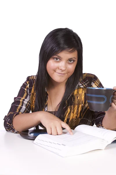 Nette Frau studiert am Schreibtisch — Stockfoto