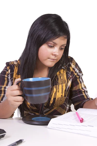 Roztomilá žena studium u svého psacího stolu — Stock fotografie