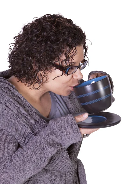 Frau trinkt Kaffee im Stehen — Stockfoto