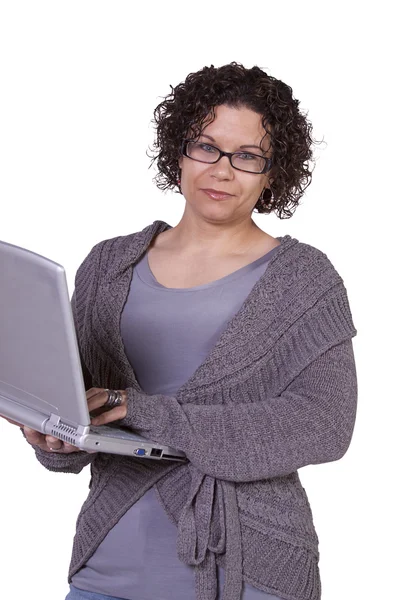 Menina bonita segurando um laptop — Fotografia de Stock