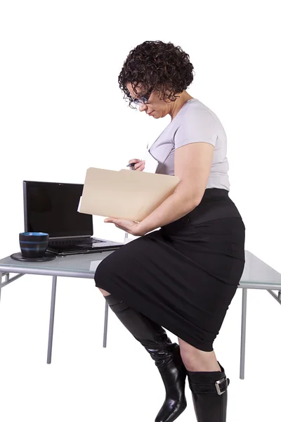 Mujer sexy sentada en el escritorio —  Fotos de Stock