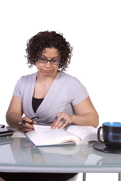 Mooie vrouw die op haar laptop werkt — Stockfoto