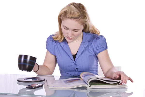 Schöne Frau beim Lesen einer Zeitschrift — Stockfoto