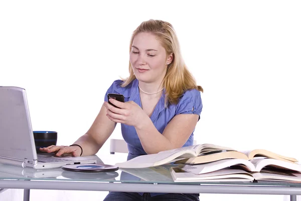 Empresária em sua mesa de trabalho — Fotografia de Stock