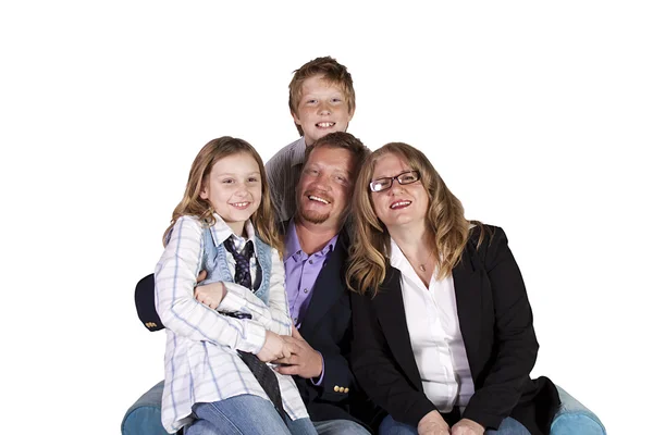 Leuke familie die zich voordeed op witte achtergrond — Stockfoto