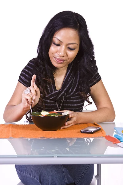 Красивая девушка ест салат — стоковое фото
