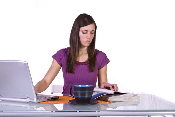 Mooie vrouw ontspannen op de Bank — Stockfoto