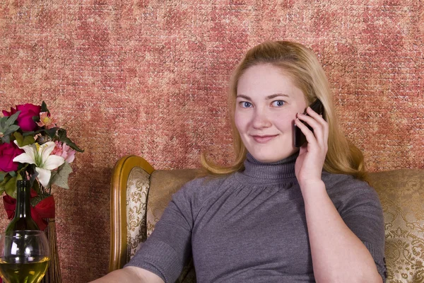 Mooie vrouw ontspannen op de Bank — Stockfoto