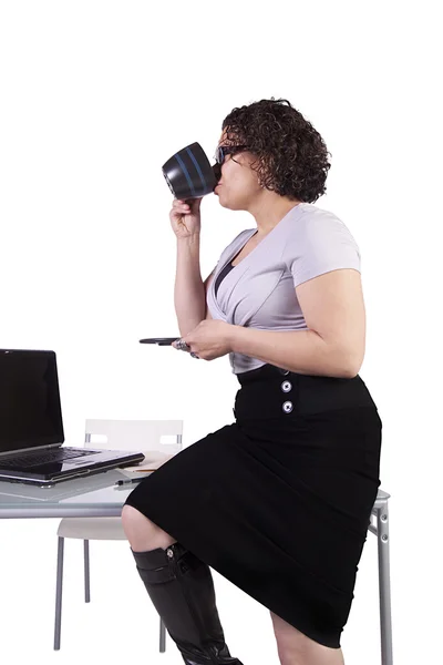 Femme sexy assise sur le bureau — Photo