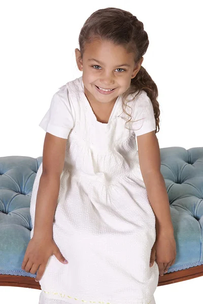Mooi schattig klein meisje die zich voordeed op een geïsoleerde achtergrond — Stockfoto