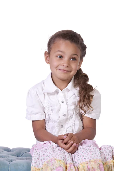 Mooi schattig klein meisje die zich voordeed op een geïsoleerde achtergrond — Stockfoto