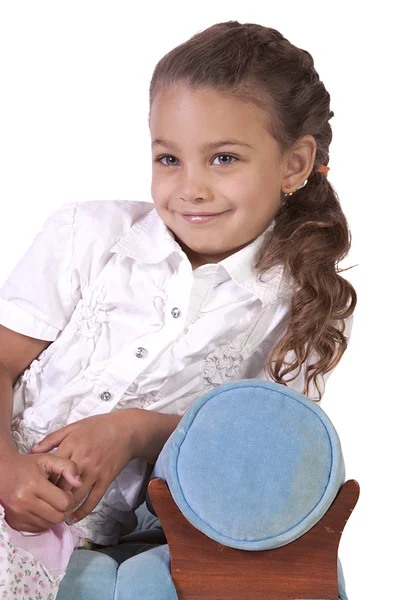 Schöne süße kleine Mädchen posiert auf einem isolierten Hintergrund — Stockfoto