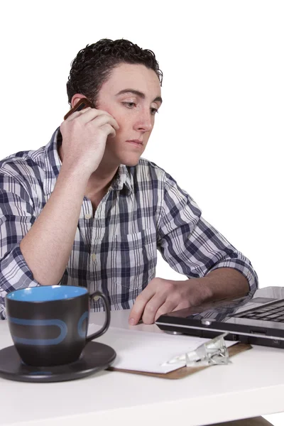 Geschäftsmann arbeitet an seinem Schreibtisch — Stockfoto