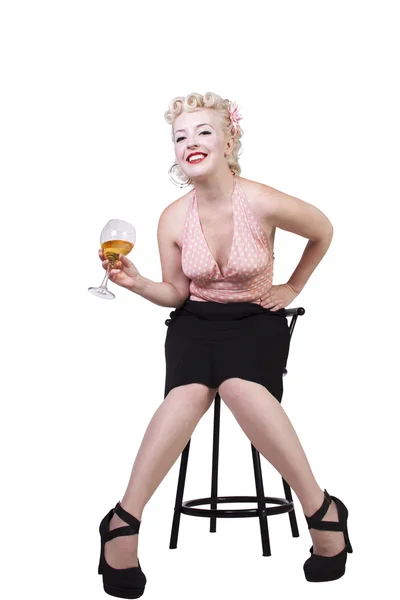 Femme en robe pin-up buvant sur une chaise - Isolé — Photo