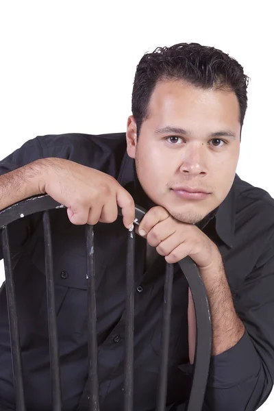 Fechar em cima de um homem hispânico bonito — Fotografia de Stock