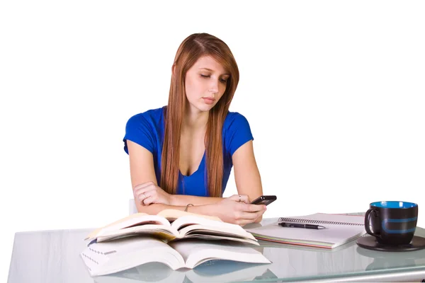 Schöne Frau beim Lesen einer Zeitschrift — Stockfoto