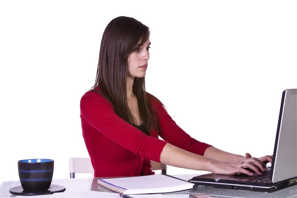 Mooie vrouw ontspannen op de Bank — Stockfoto