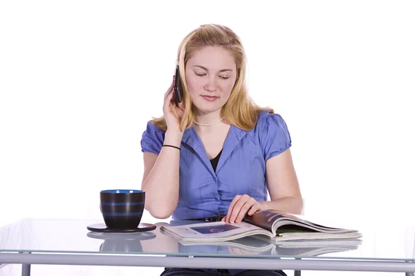 Mooie vrouw lezen van een tijdschrift — Stockfoto