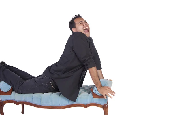 Zabawny człowiek hiszpanin pozowanie na krzesło — Zdjęcie stockowe