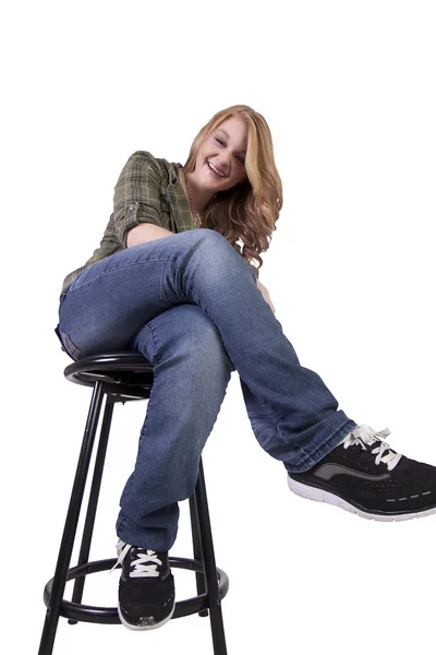 Chica en una silla posando — Foto de Stock