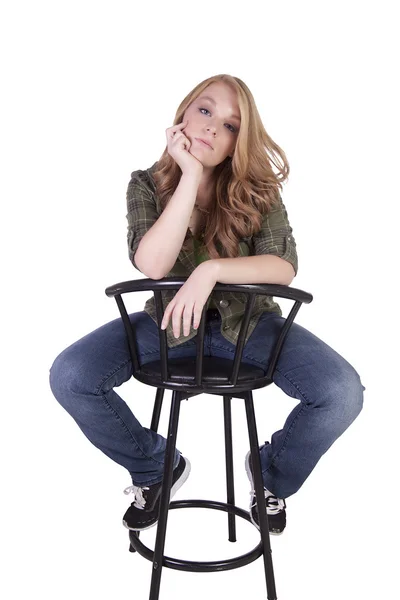 Chica en una silla posando —  Fotos de Stock