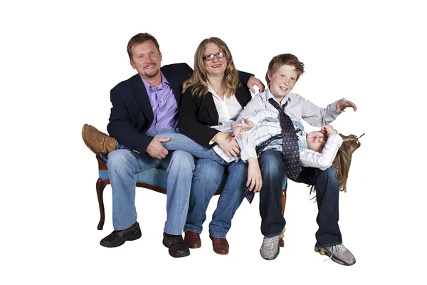 Söta familjen poserar på vit bakgrund — Stockfoto