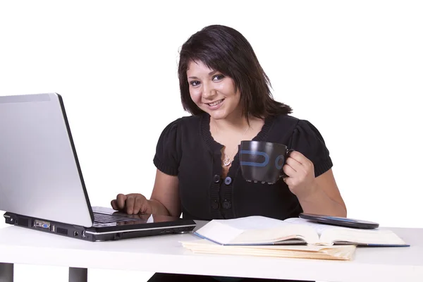 Mooie vrouw die op haar laptop werkt — Stockfoto