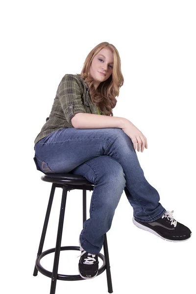 Chica en una silla posando — Foto de Stock