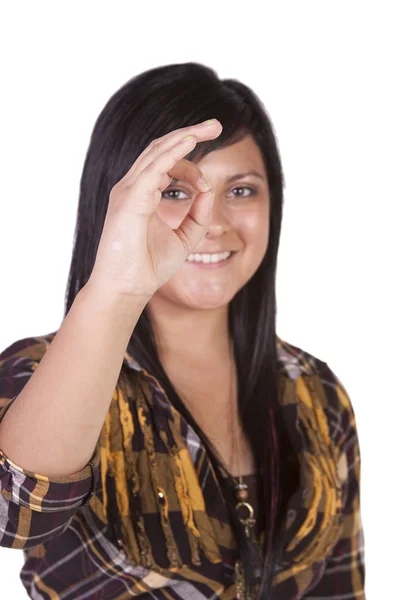 Menina bonita dando o sinal OK — Fotografia de Stock