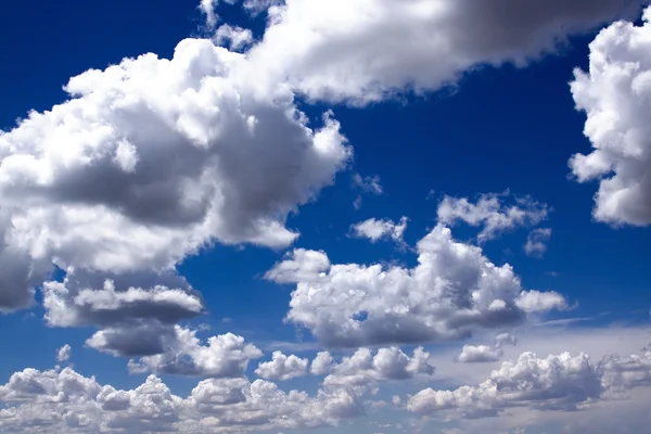 Skyer med blå himmel - Stock-foto