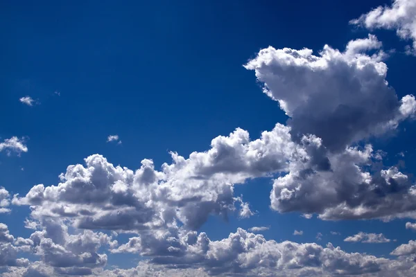 Skyer med blå himmel - Stock-foto