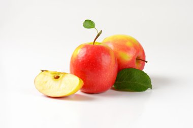 iki bütün elma ve bir çeyrek