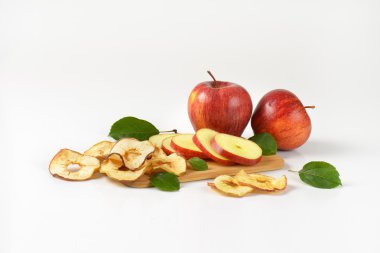 iki bütün elma ve kurutulmuş elma halkaları