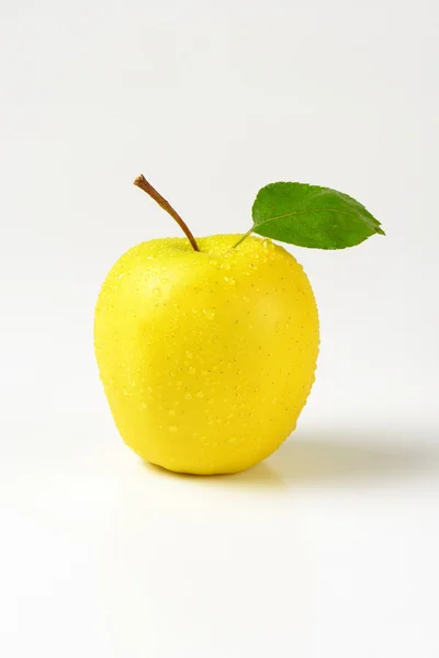 Gewaschener gelber Apfel — Stockfoto